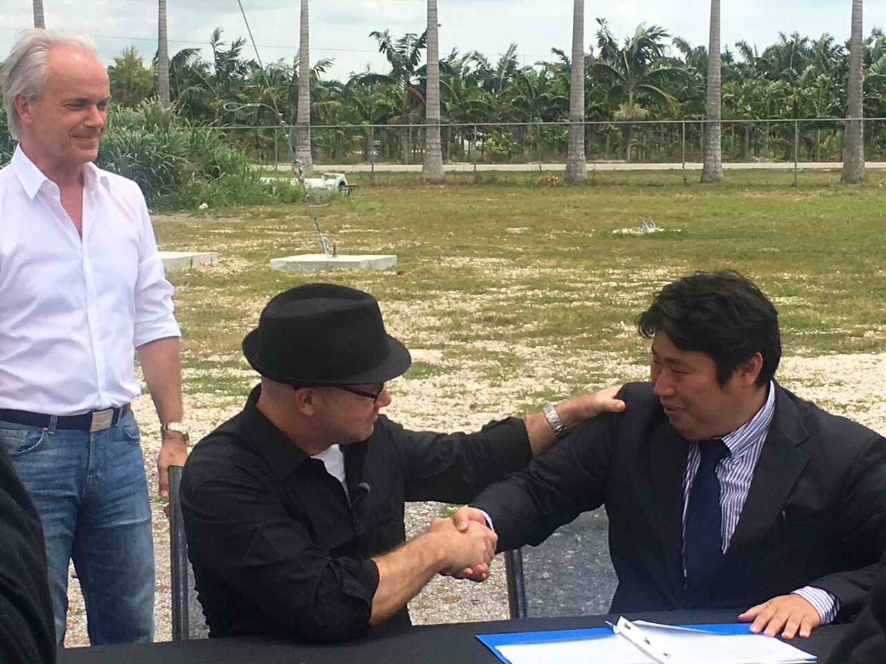 Looop Signing photo1.JPG